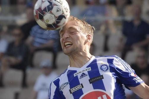 HJK:n Tim Väyrynen ja VPS:n Hindrek Ojamaa kamppailivat pallosta helteisessä säässä. KUVAT: LEHTIKUVA / MARKKU ULANDER