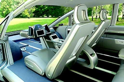 Uutta näkemystä. X-drive ohjain antaa kuljettajalle mahdollisuuden valita, kiihdyttääkö ja jarruttaako hän oikealla vai vasemmalla kädellä. Nämä toiminnot löytyvät kahdesta kahvasta.