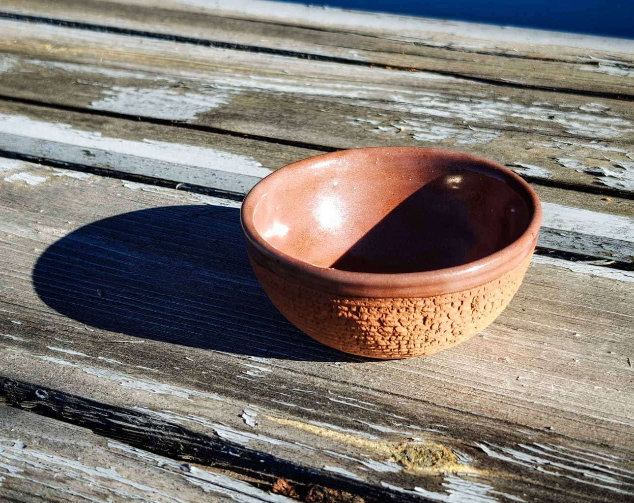 Vuokko Nyman on lasittanut tämän punasavikupin sisältä kirkkaalla lasitteella ja polttanut 1060 asteessa.