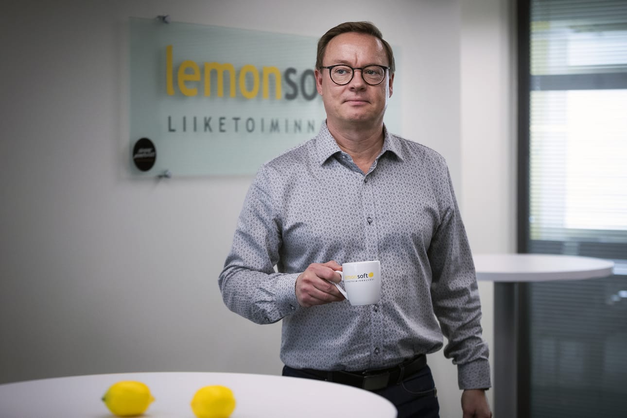 Lemonsoftin toimitusjohtaja Kari Joki-Hollanti kiittelee jokaista oman panoksensa sijoittajasivujen eteen antanutta työntekijää.