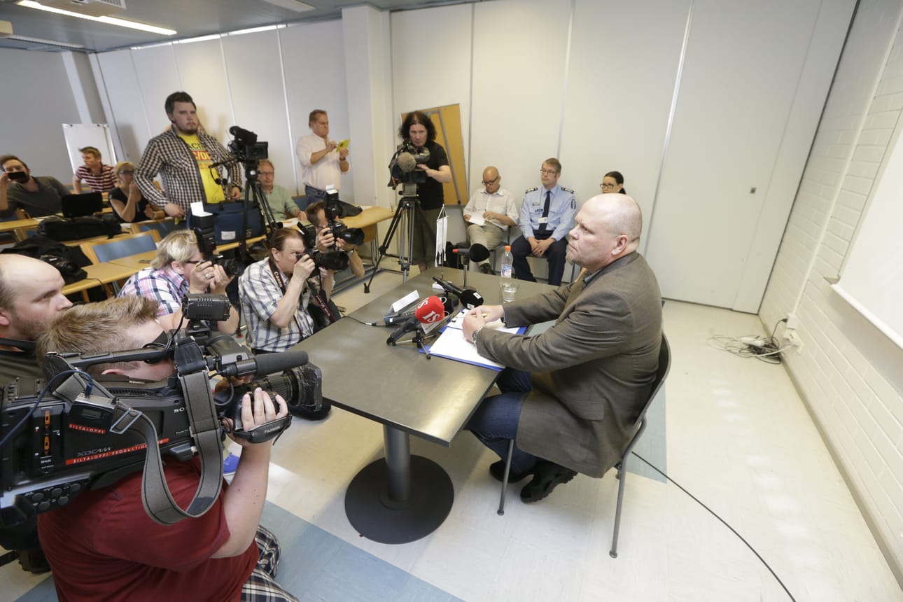 Oulun poliisin rikoskomisario Seppo Leinonen kertoi torstaina iltapäivällä pidetyssä tiedotustilaisuudessa, miten Oulussa paljastuneiden vauvakuolemien tutkinta on edennyt.