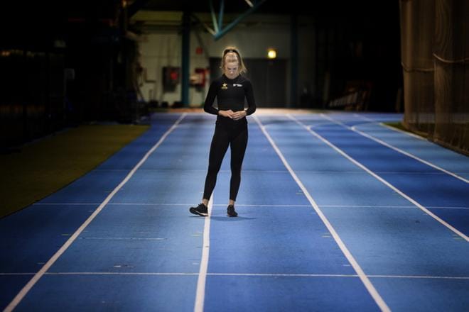 Emma Pullola treenaa määrätietoisesti kohti kesää. Harjoittelupaikkana on usein Botniahalli. KUVAT: MINNA ANTILA