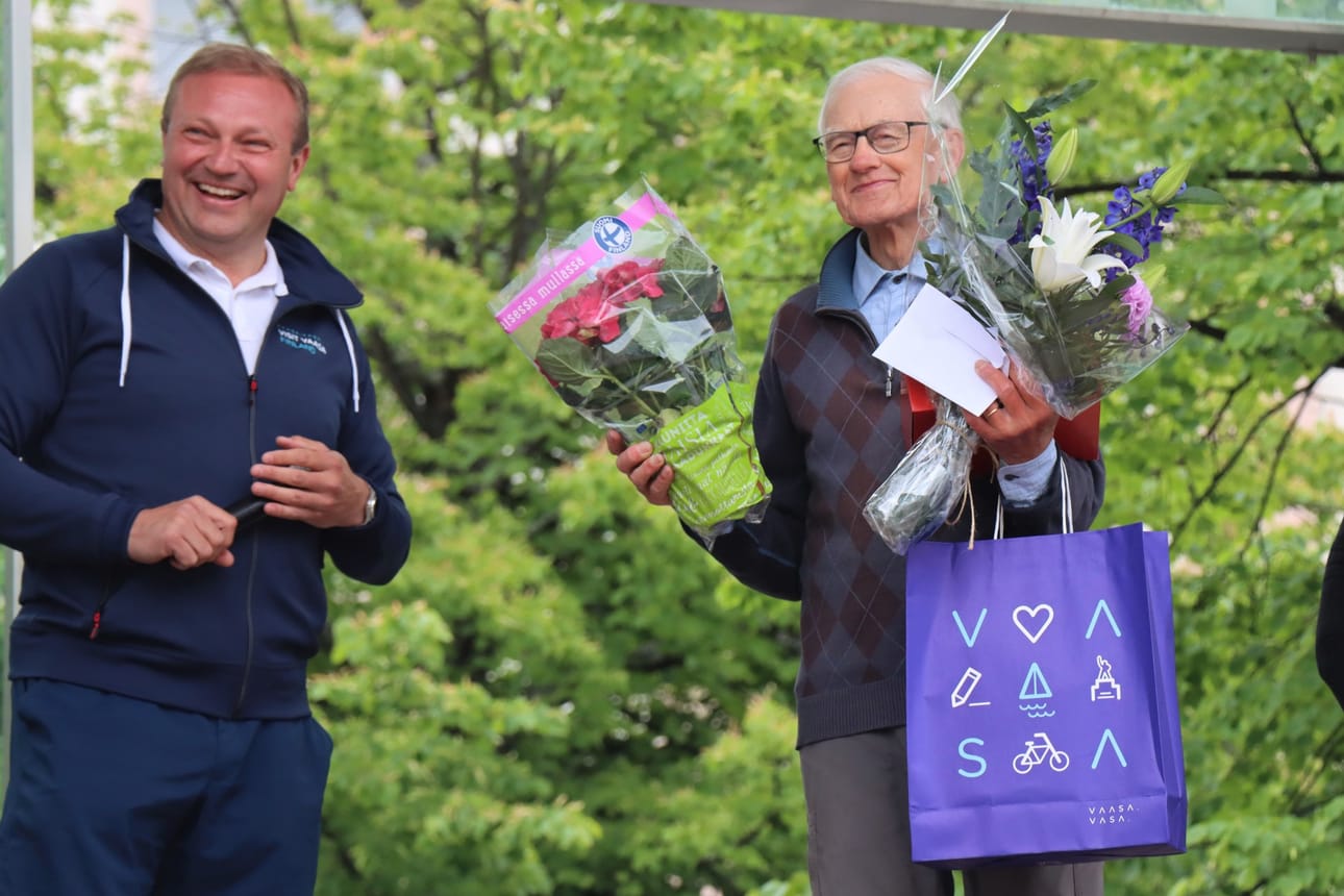 David Isakssonia muistettiin viime viikolla pitkästä urasta torikauppiaana. Vasemmalla Visit Vaasan toimitusjohtaja Max Jansson