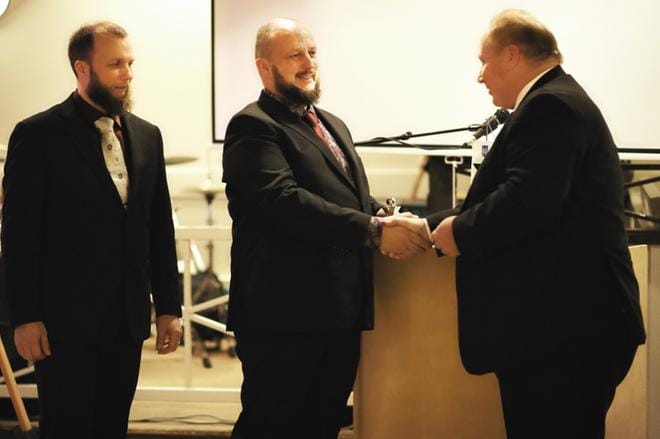 Teuvan yrittäjien puheenjohtaja Ari Ollikkala (oik.) onnitteli vuoden yrittäjiä, Mikko ja Markku Kalevaa. KUVA: HENRI PENTTILÄ