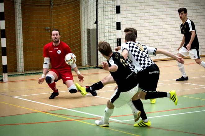 Ruutupaitojen maalivahti Rasmus Hakala torjuu tällä kertaa GFT:n hyökkäyksen. Kuva: Kalle Lydman