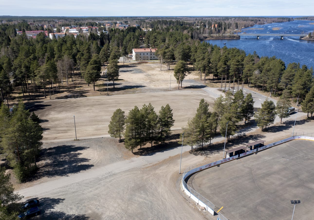 Etualalle puretun Kivikoulun paikalle tulee lähivuosina asuinalue, josta ovat hyvät näkymät Kiiminkijoelle. Taaempana näkyvä opettajien asuntolan rakennus säilytetään ja viereen tehdään kolme- tai nelikerroksinen rakennus.