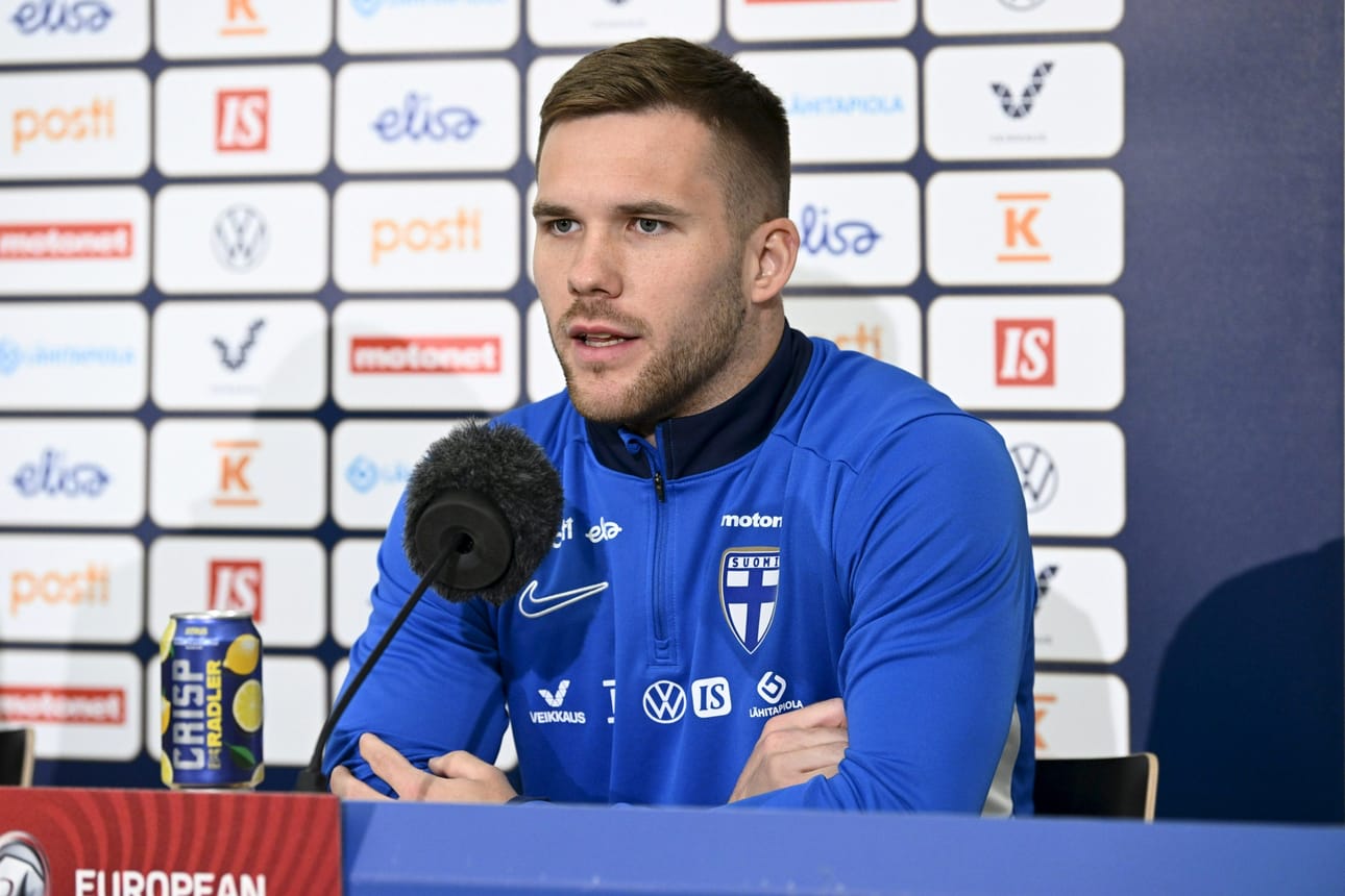 Huuhkajat-hyökkääjä Benjamin Källmanilla on tietoa illan vastustajasta enemmän kuin joukkuetovereillaan, sillä hän pelasi Puolassa kolmisen vuotta. LEHTIKUVA / Mikko Stig