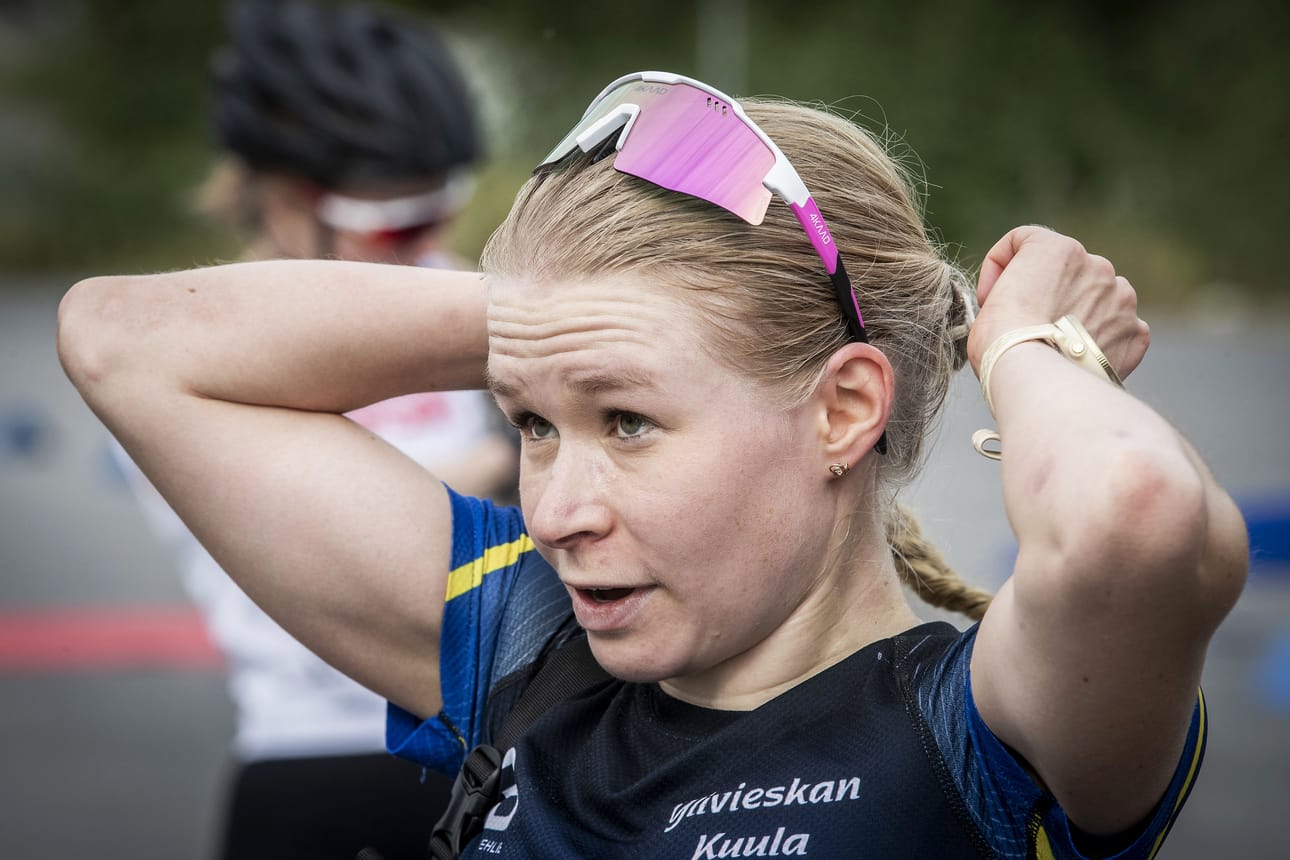 Anna-Kaisa Saari elää ammattihiihtäjän arkea Rovaniemellä. 31-vuotias hiihtäjä aloitti viime vuonna kauden väkevästi, mutta startit maailmancupissa jäivät yhteen.