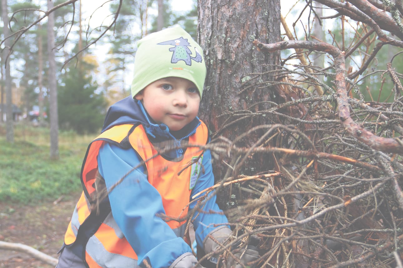 Viime vuonna harvennetusta metsästä löytyy paljon hyviä majanrakennustarpeita. - Täällä on parasta, kun saa risujen kanssa touhuta, totesi Kaapo.