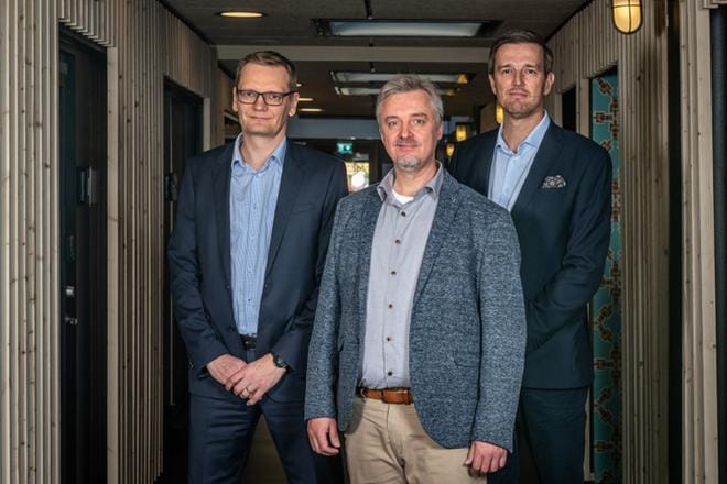 Myynninmaailman hallituksen puheenjohtaja Mikko Isoniemi, Digimogulin toimitusjohtaja ja perustaja Arto Remes sekä I-Medioiden liiketoimintajohtaja Jarno Puutio kertoivat yrityskaupasta tiistaina. KUVA: SAMI SÄILY