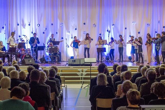 Härmänmaan musiikkiopiston bändi ja viulistit. KUVA: KUVAKERHO ROIKKA/TUOMO RINNE