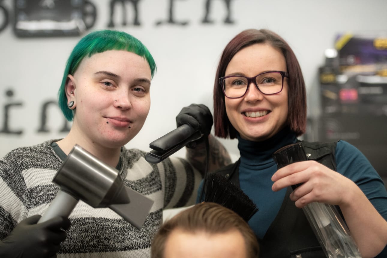 Yrittäjä, parturi-kampaaja Marianne Kilpivaara (vas.) ja parturi-kampaajaopiskelija Sanna Väänänen iloitsevat tulevasta hyväntekeväisyystempauksesta.