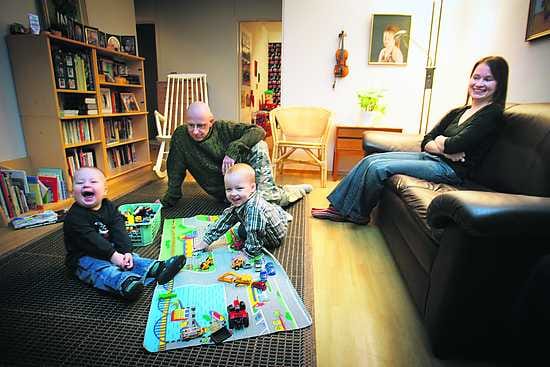 Täällä on kivaa. Elijah (vas.) Aksel-isä, Elina-äiti ja Daniel Pierard nauttivat Lintulan rauhallisuudesta.