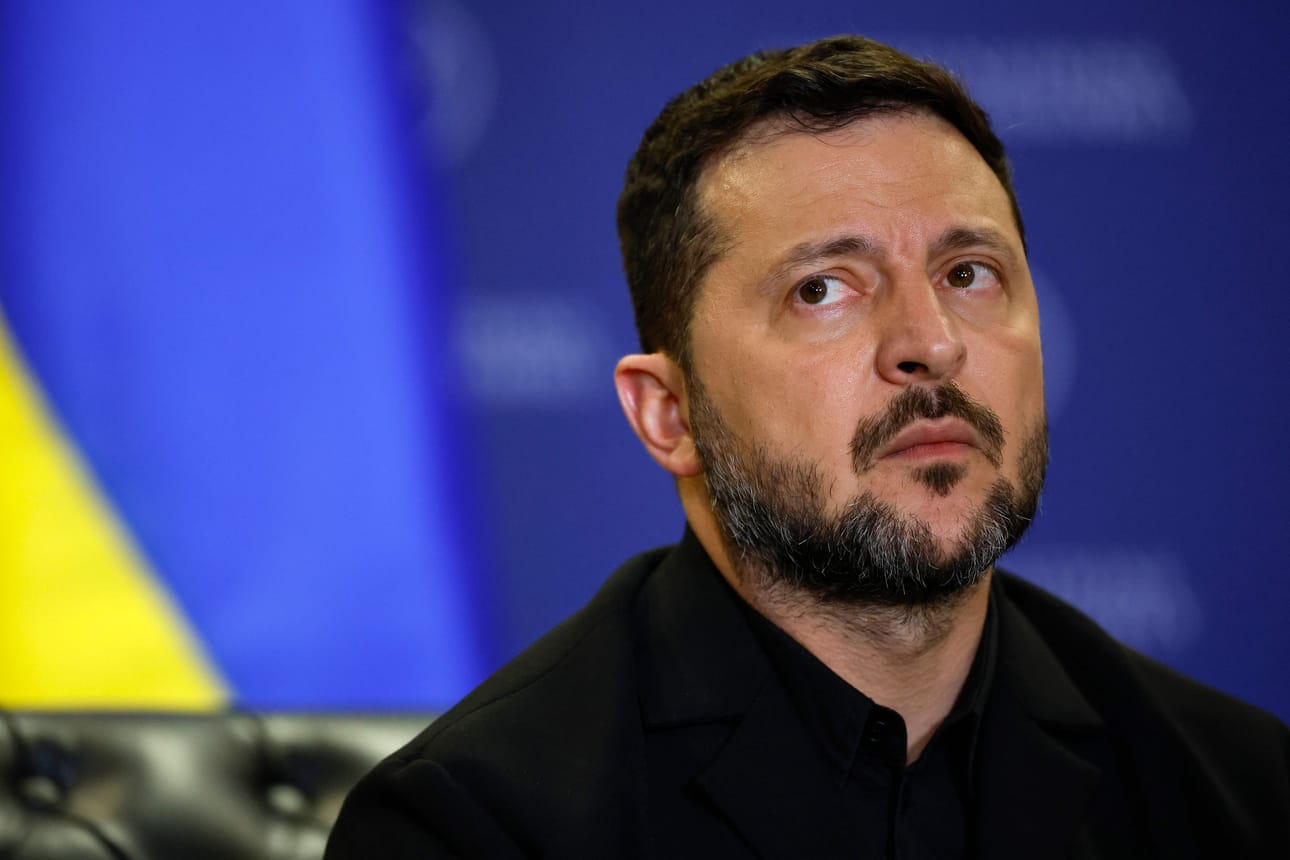 Ukrainan presidentti Volodymyr Zelenskyi sanoo, että Yhdysvallat on tehnyt Ukrainalle vahingollisia päätöksiä. Zelenskyin mukaan Yhdysvallat painostaa Ukrainaa antautumaan.