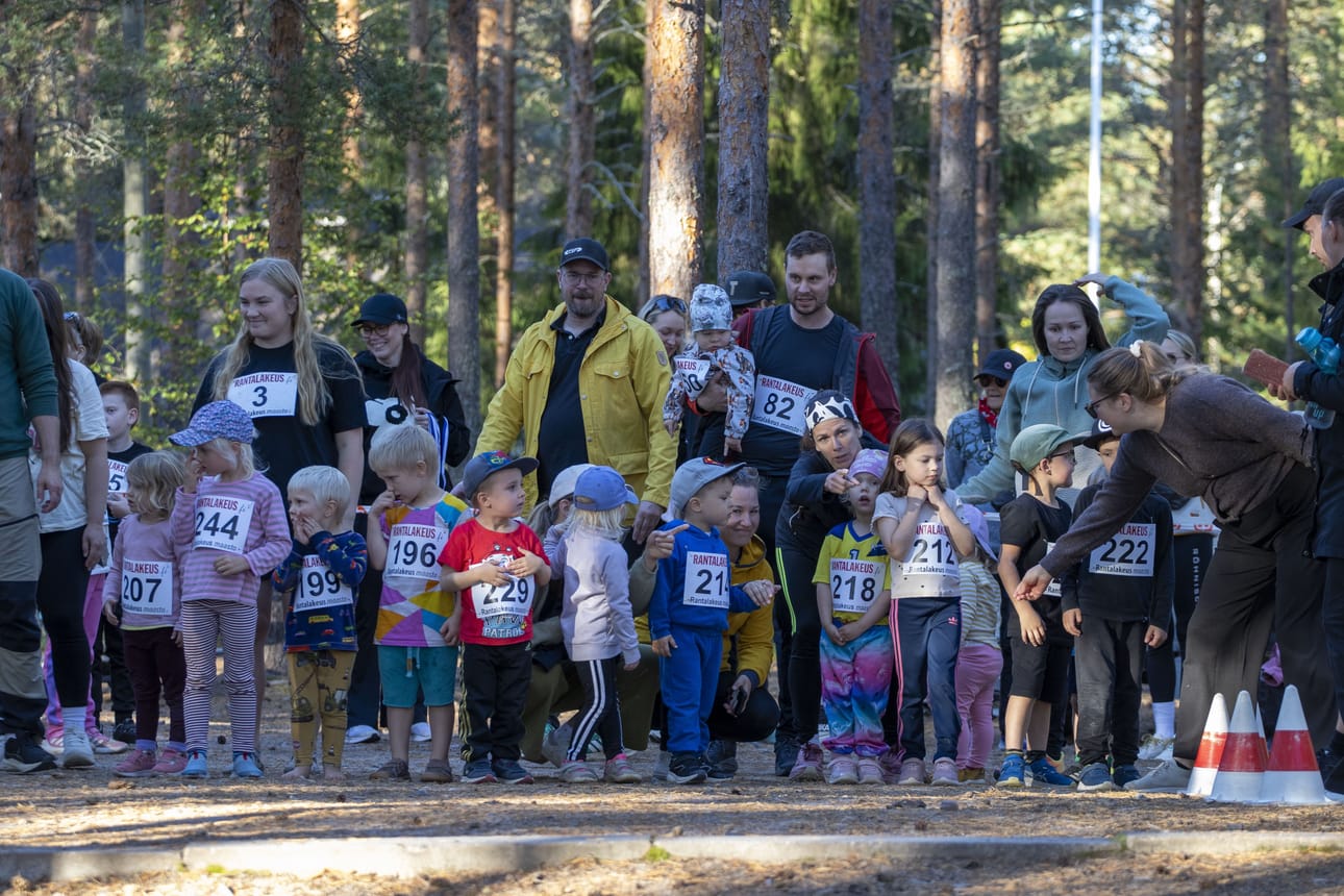 Rantalakeus-maastojuoksuissa on sarjoja kaikenikäisille ja mukaan pääsee ilmoittautumalla kisapaikalla. Lumijoen osakilpailussa 5-vuotiaiden ja sitä nuorempien sarjoihin osallistui yhteensä 18 juoksijaa.