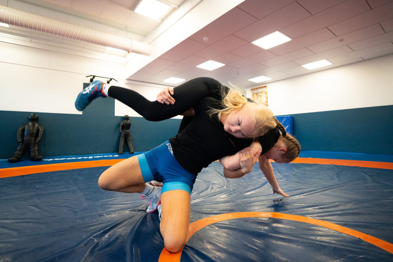 Eveliina Hanhisuanto (etualalla) harjoittelee muun muassa Milja Tihisen kanssa.