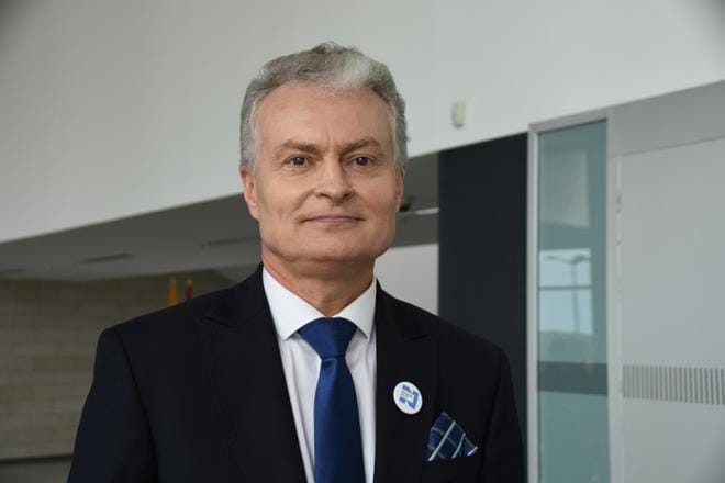 Gitanas Nausedan johto suli yön yli kestäneen ääntenlaskun aikana. KUVA: Markus Kuokkanen