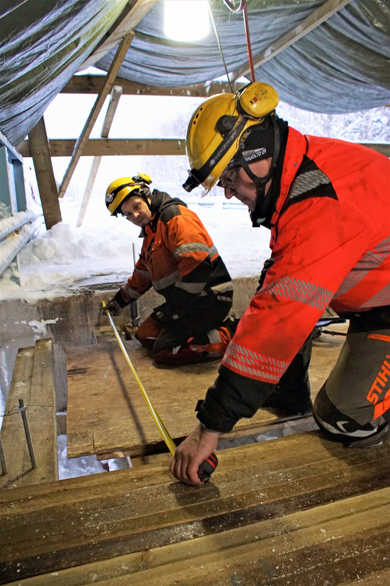 Välillä pitää varmistaa lankutuksen eteneminen suorana. Jari Kinnunen (edessä) ja Jarno Juntunen mittaamassa.