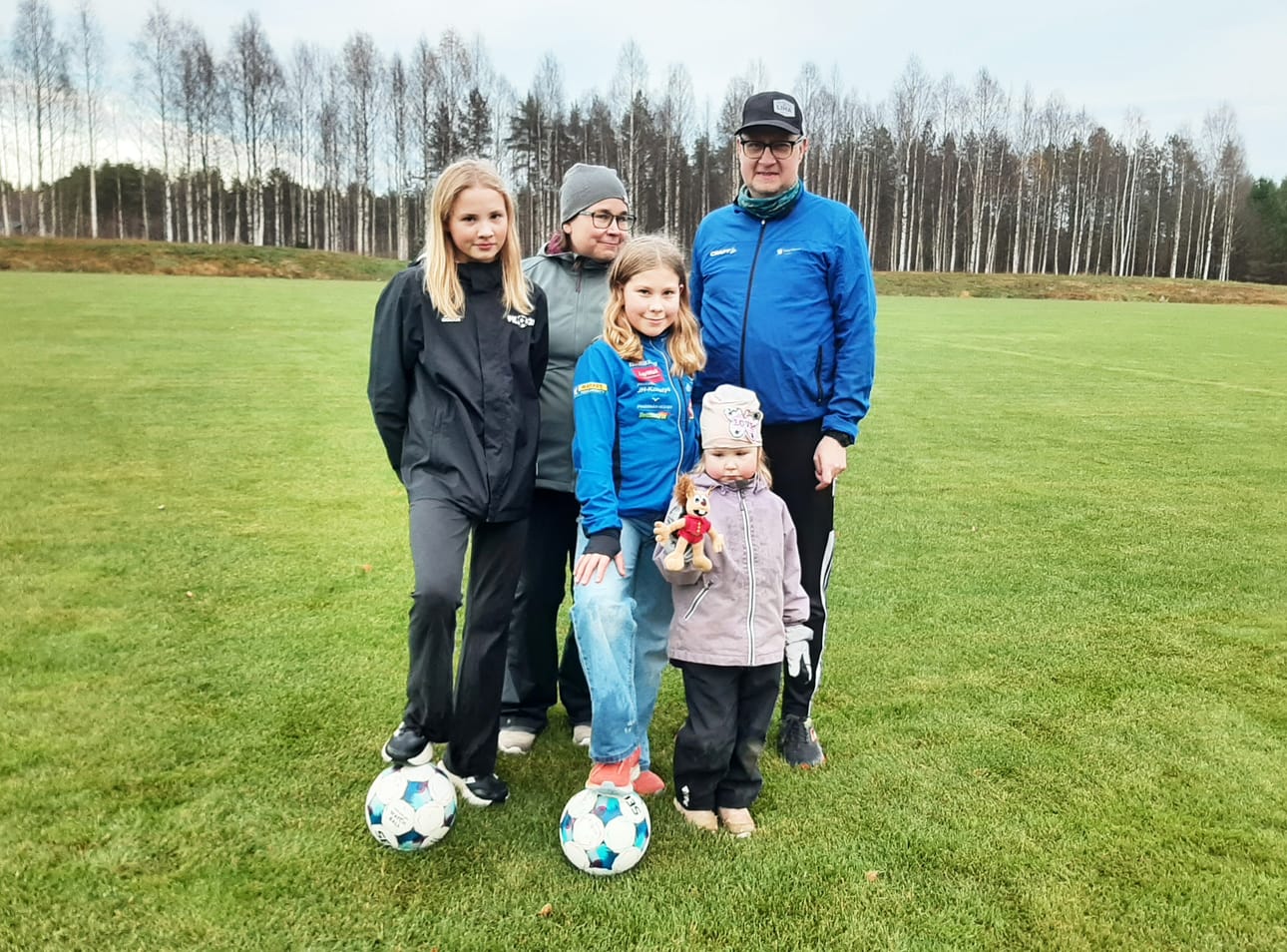 Johanna Juntunen ja Keijo Makkonen ovat halunneet mahdollistaa urheilun aktiivisen harrastamisen lapsilleen Viiville, Ninnille ja Aadalle.