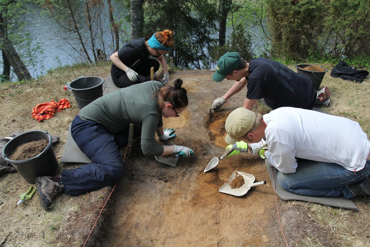 Hautaa tutkimassa kaivauksia tekevät arkeologian opiskelijat Minna Ervasti, Noora Hemminki, Tapani Lintula ja Jarkko Kauppinen.
