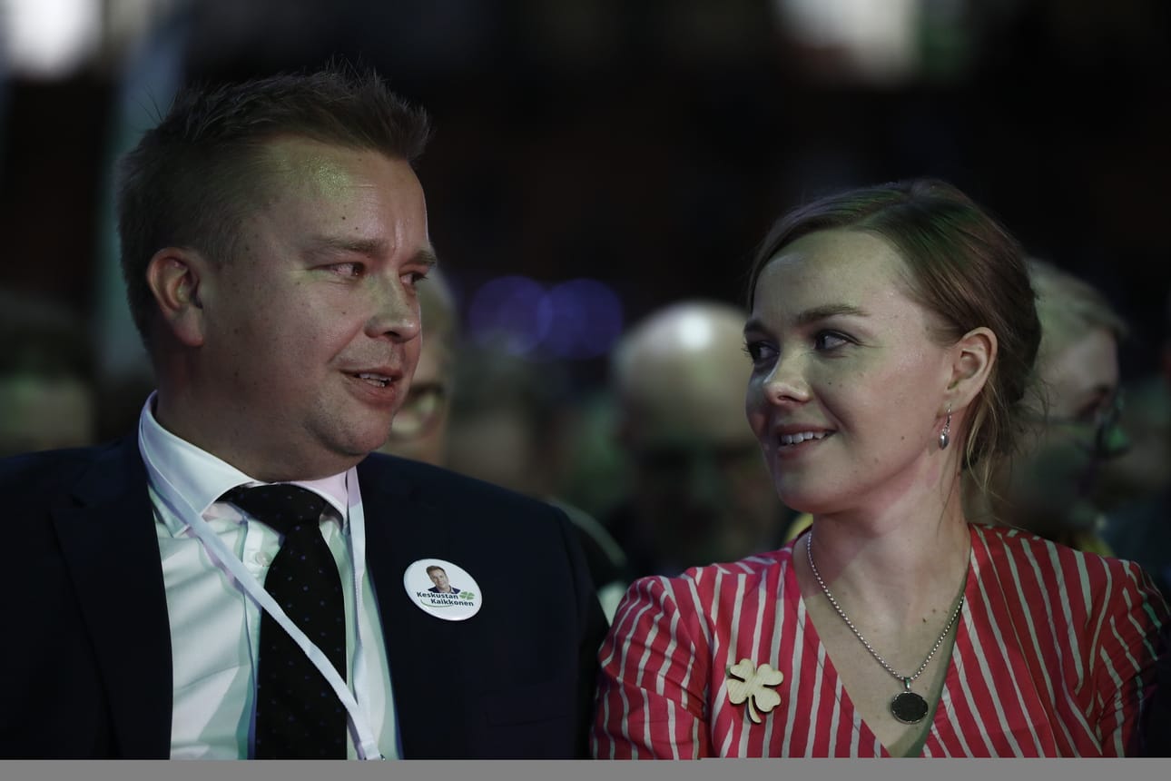 Kouvolan puoluekokouksessa äänestetään parhaillaan tuleeko Antti Kaikkosesta vai Katri Kulmunista keskustan puheenjohtaja.