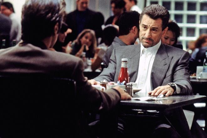 Michael Mannin rikoselokuvassa sitkeä poliisi (Al Pacino) yrittää saada kiinni ryöstäjäjoukkiota, jonka pomoa Robert De Niro esittää. KUVA: Yle Kuvapalvelu