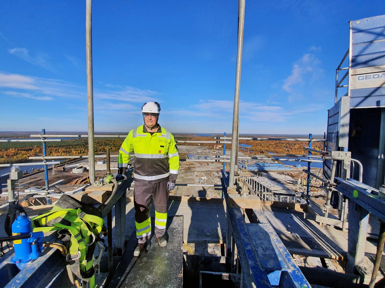 Metsä Fibren projektijohtaja Jari-Pekka Johansson kävi Kemin biotuotetehtaan piipun päällä, kun se ylsi koko mittaansa. Ylös pääsi rakentajien hissillä.