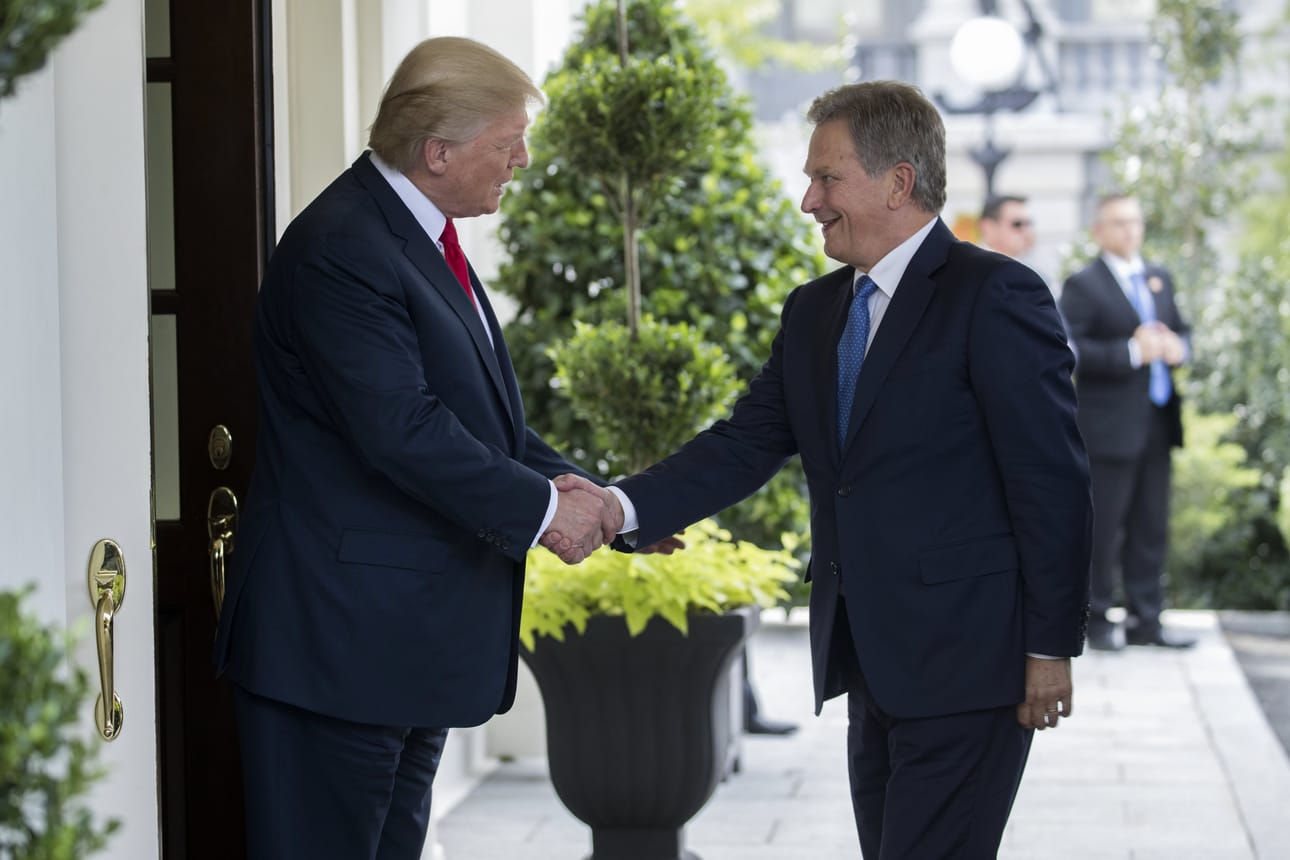 epa06169015 US President Donald J. Trump greets President Sauli Niinisto of Finland as he arrives to the White House in Washington, DC, USA, 28 August 2017. President Trump and President Niinisto will meet in the Oval Office then participate in a joint news conference. EPA/SHAWN THEW BY: ALL OVER PRESS / EPA-PHOTO CODE: EPAXX8
