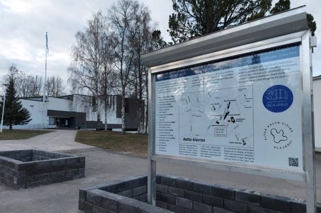 Alajärven ennakkoäänestyspaikoissa järjestelyt poikkeavat aikaisemmista koronan vuoksi. Erityisiä järjestelyjä äänestyspaikoilla on tehty, jotta äänestäminen on turvallista. Alajärven kaupungintalolla sisäänkäynti ja uloskäynti tapahtuvat kaupungintalon kirjaston puoleisista ovista. KUVA: SARI HEINILÄ