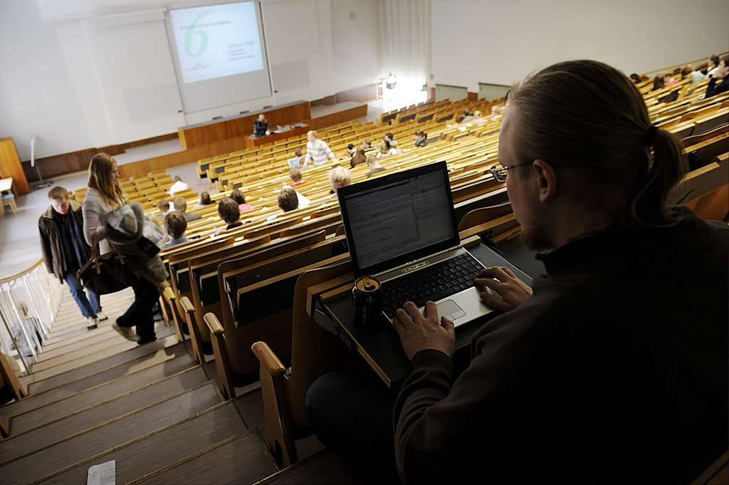 Opiskelija valmistautuu luentoon Helsingin kauppakorkeakoulussa torstaina.