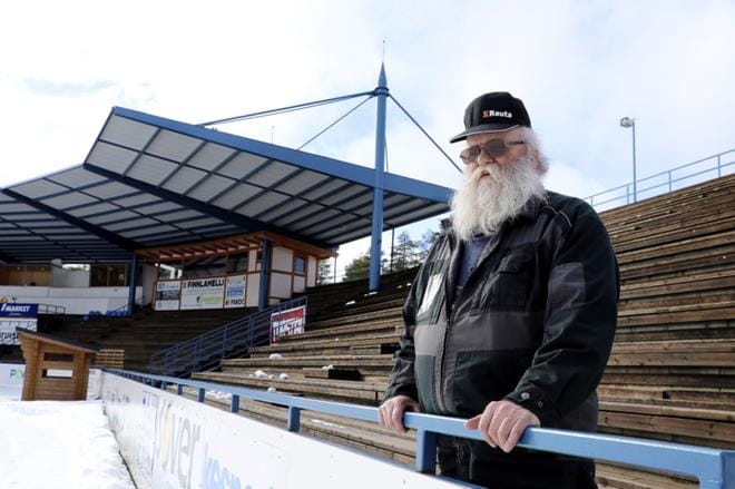 Äskettäin edesmennyt kentänhoitaja Esa Hauta-aho oli kaikille tuttu kasvo Kitron stadionilla. Hänen toiveensa Järviseutu-lehden haastattelussa keväällä 2019 oli, että Ankkureiden talkooporukkaan saataisiin nuoria. Itse hän viihtyi talkoissa neljä vuosikymmentä. ARKISTOKUVA: SARI HEINILÄ