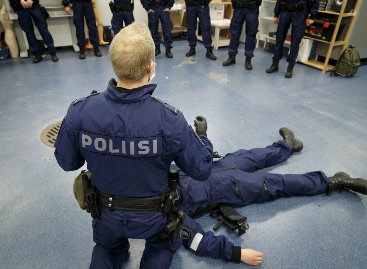 Ensiapukoulutusta poliisiammattikorkeakoulussa Tampereella. LEHTIKUVA / KALLE PARKKINEN