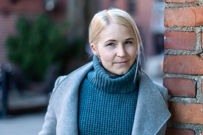 Johanna Valkama kirjoittaa 1500-luvusta, muttei haluaisi elää silloin. – Vierailen siinä ajassa tarinoiden kautta. Mitä enemmän olen sitä aikakautta tutkinut, sitä enemmän arvostan nykyaikaa. Silloin on taisteltu ja kuoltu niiden asioiden puolesta, joita pidämme itsestään selvinä. KUVA: RAMI MARJAMÄKI