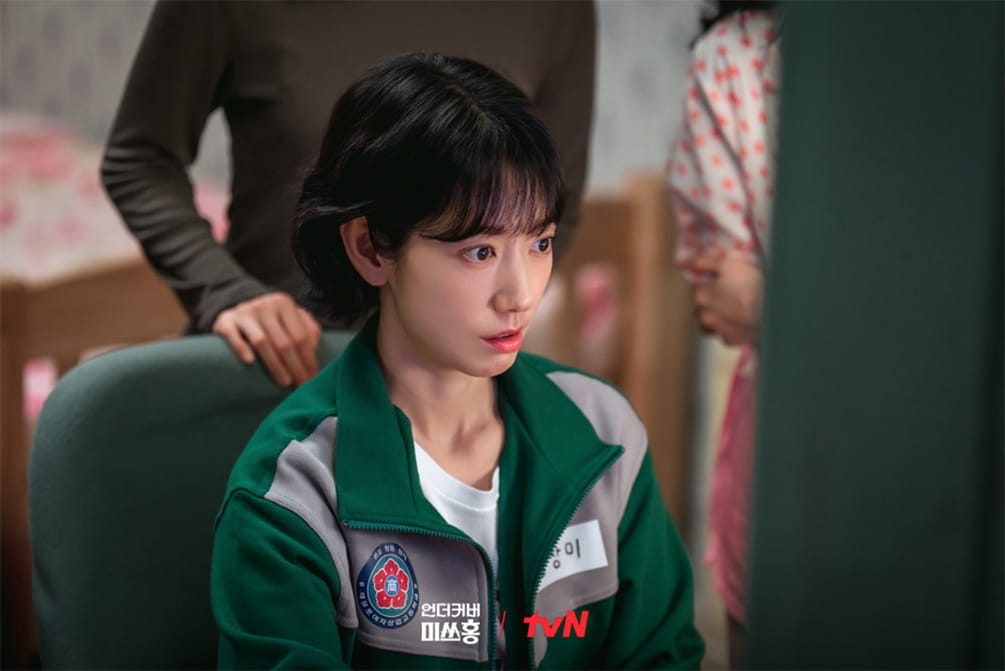 Undercover Miss Hong -sarjaa pääosaa näyttelee 36-vuotias Park Shin-hye, jonka hahmo soluttautuu yritykseen parikymppistä harjoittelijaa esittäen.