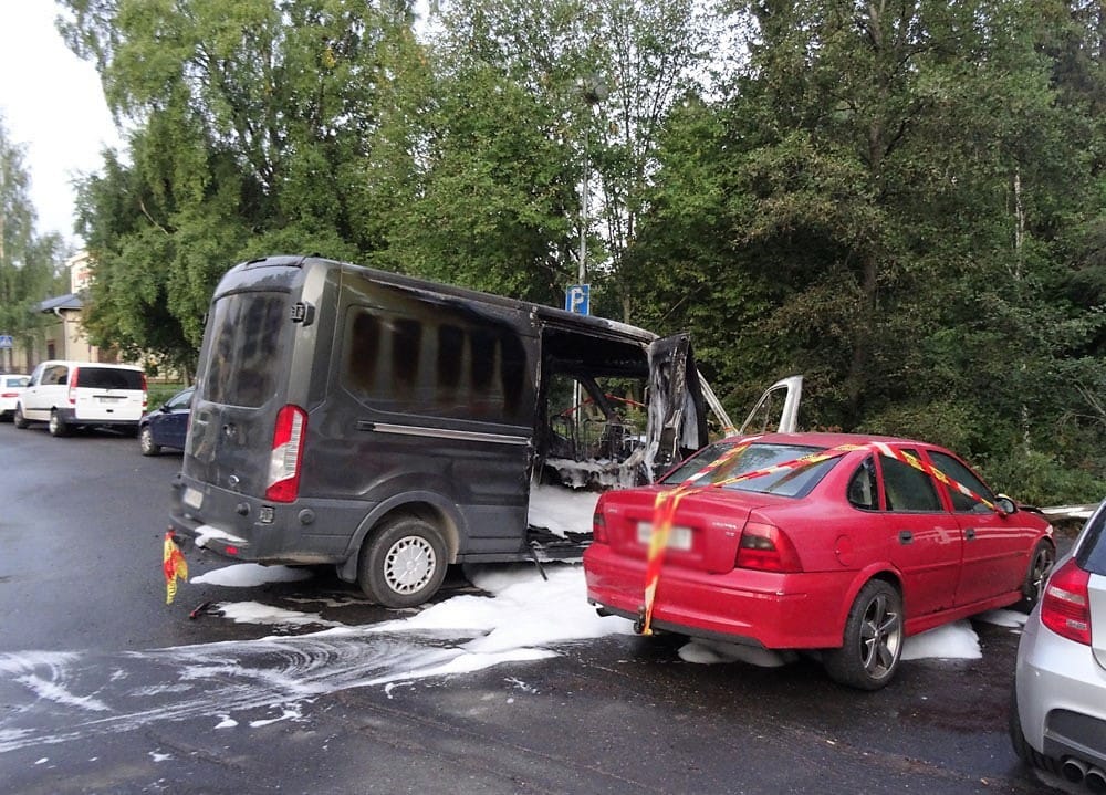 Autot syttyivät tuleen varhain perjantaiaamuna.