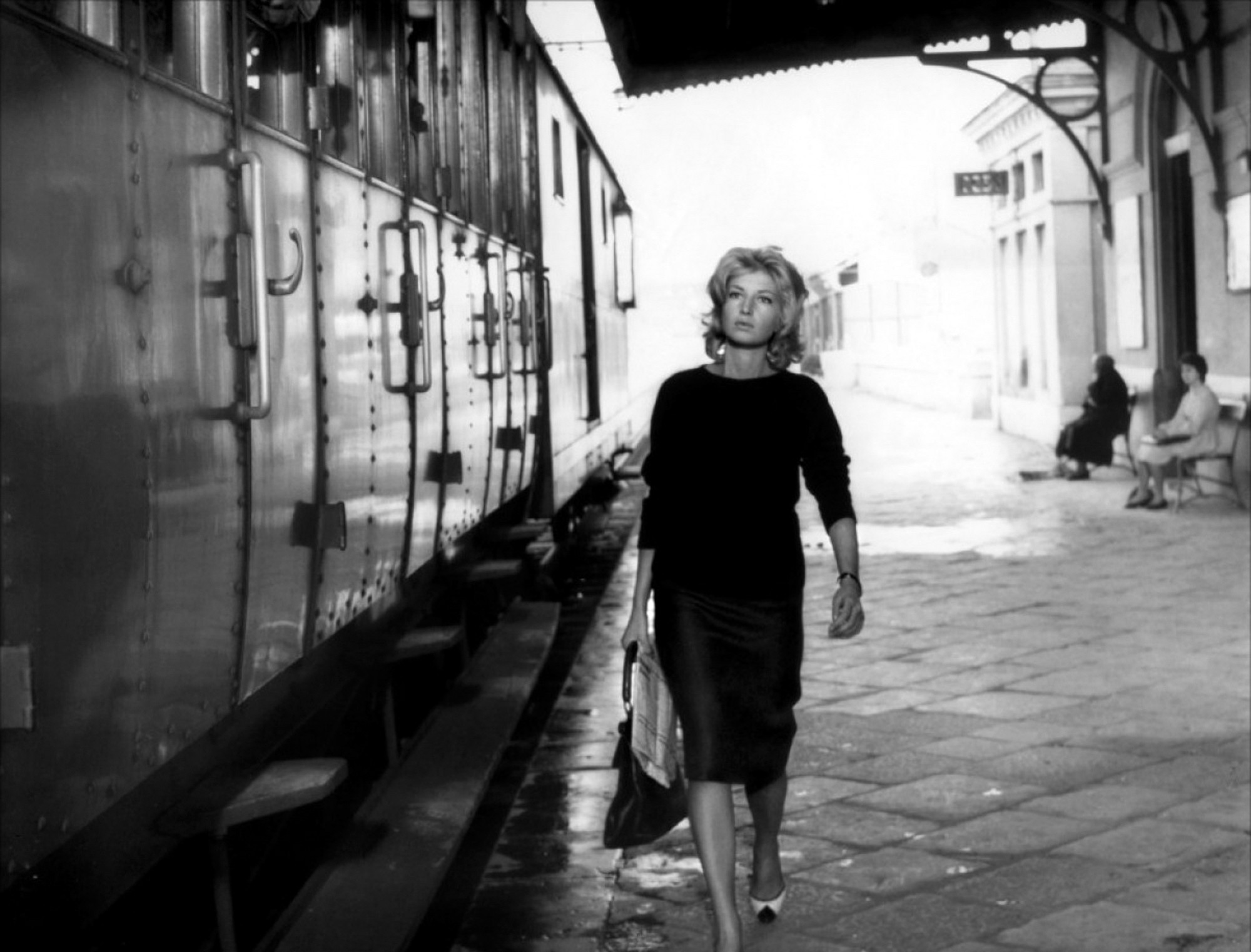 Monica Vitti on pääosassa Claudiana elokuvassa Seikkailu, jossa huviretki Välimeren saarelle johtaa nuoren naisen outoon katoamiseen.