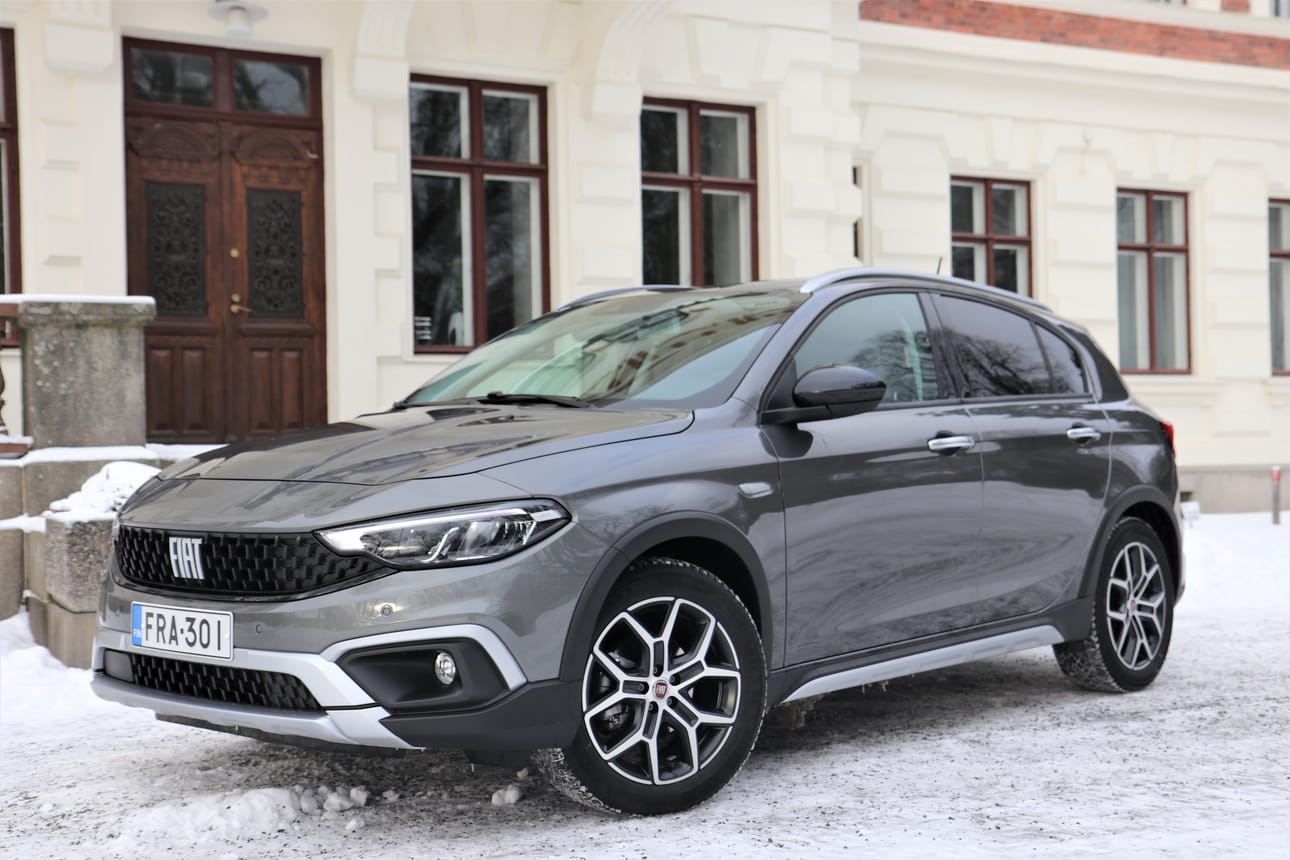 Fiat Tipo Cross ei ole hassumman näköinen auto terävine keuloineen, muovilevityksineen ja pyöräkoteloineen. Ostajan etuna on myös vahva varustelu ja modernit avustinjärjestelmät. Metallivärin lisähinta on noin 650 euroa.