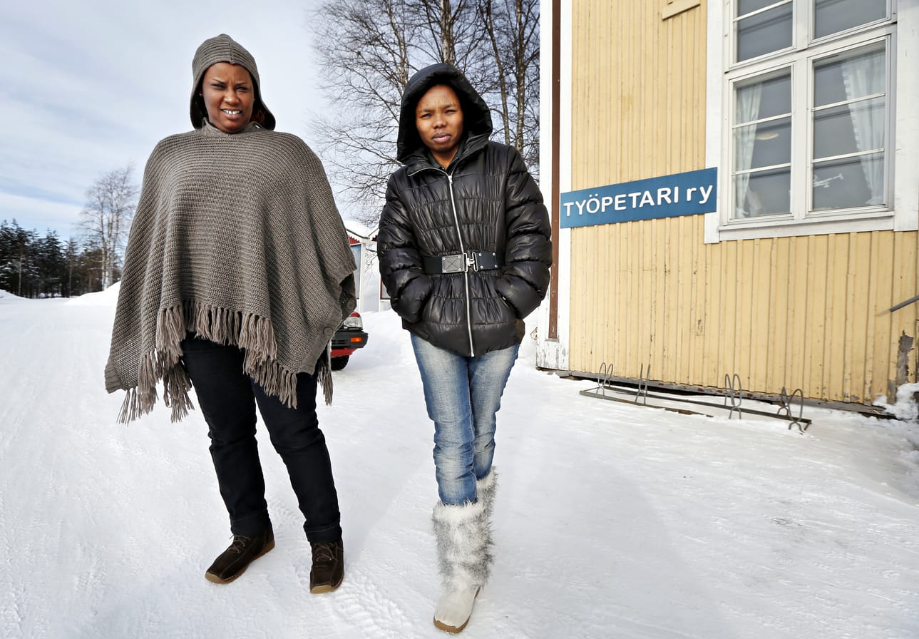 Pudasjärven Amuli Mawazo ja Olive Nyirarukundo (vas.) saavat tukea toisilta kongolaisinaisilta. Yhdessä tehdään kampauksia sekä jaetaan ilot ja surut.