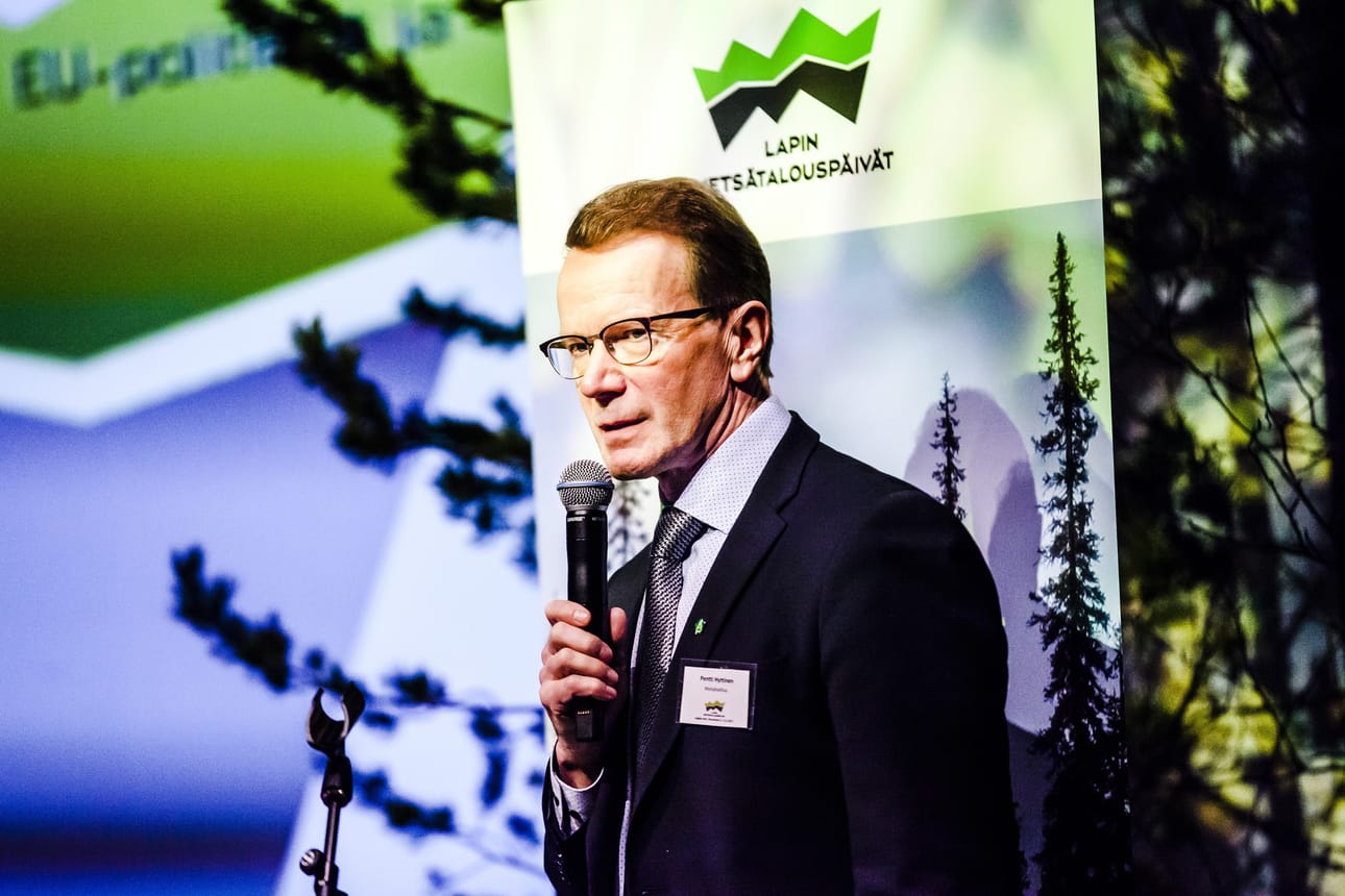 Metsähallituksen entisen pääjohtajan Pentti Hyttisen eroon liittyy aineksia, jotka kaipaavat selvitystä. Keskeinen kysymys on, oliko johtajasopimus ja erotilanne sellainen, että se oikeutti avokätiseen erokorvaukseen vai ylittikö Metsähallitus harkintavaltansa. Jälkipyykki jatkuu, sillä maa- ja metsätalousministeri Jari Leppä odottaa selvitystä. Kanteluja on tullut myös oikeuskanslerin virastoon.