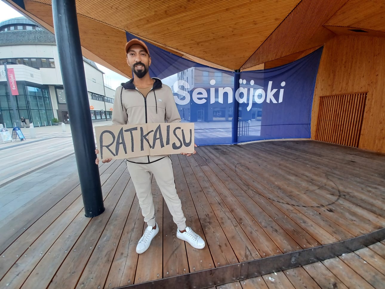 Maahanmuuttovirasto kommentoi turvapaikan hakemista Ilkka-Pohjalaiselle yleisellä tasolla, ottamatta kantaa irakilaistaustaisen Ali Al-Anin tapaukseen. Al-Ani jatkoi hiljaista yhden miehen protestiaan Seinäjoen Keskustorilla torstaina neljättä päivää putkeen.