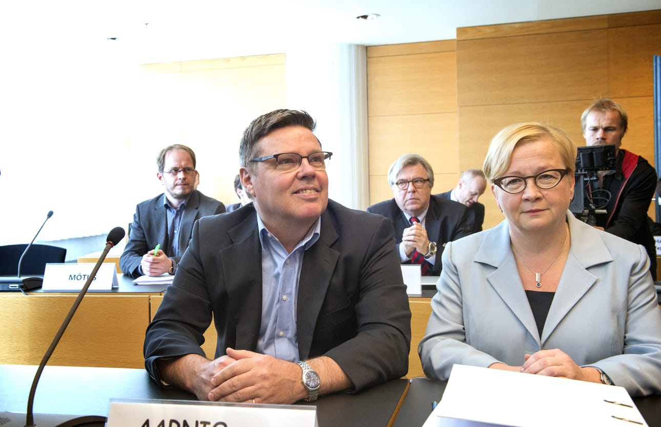 Helsingin huumepoliisin entinen päällikkö Jari Aarnio ja asianajaja Riitta Leppiniemi Helsingin käräjäoikeuden huumeoikeudenkäynnissä 5.6.2015.