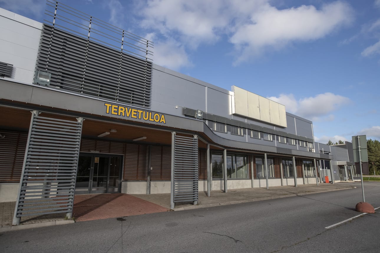 Raahen Motocafe Oy on tehnyt kaupat kiinteistöstä, jossa on noin 5 500 neliötä myymälä- ja varastotiloja. Liiketalo valmistui vuonna 2006 Myllymäen Rauta Oy:n käyttöön.