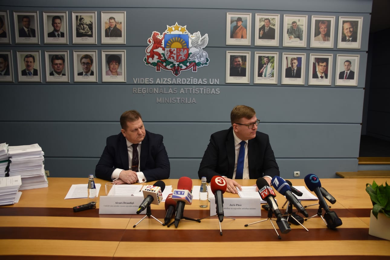 Ympäristönsuojelusta ja alueiden kehityksestä vastaava ministeri Juris Puce ilmoitti Riian pormestarin erottamisesta lehdistötilaisuudessa. Vasemmalla istuu valtiosihteeri Aivars Draudinš.