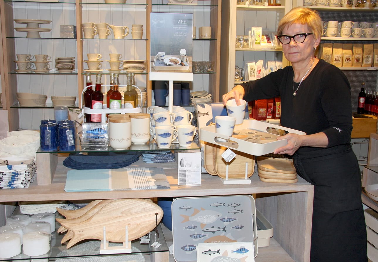 Alkuvuosi Pentik-mäellä on ollut viime vuotta vilkkaampi. Myymäläpäällikkö Leila Hautajärvi esittelee myymälöihin vasta tullutta Ahti -tuotesarjaa.