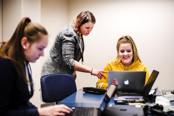 Psykologian kurssia opettava Suvi Kohtala neuvoo Sofia Saarenpäälle (oik.) ja Veera Ekille (vas.) oikean tavan viitata lähdekirjallisuuteen. Kehityspsykologian kurssilla lukiolaiset oppivat tunnistamaan ihmisen kehitykseen vaikuttavia tekijöitä. Kurssilla on kaikkiaan 20 opiskelijaa, joista moni haaveilee alan jatko-opinnoista. KUVA: KRISTA LUOMA
