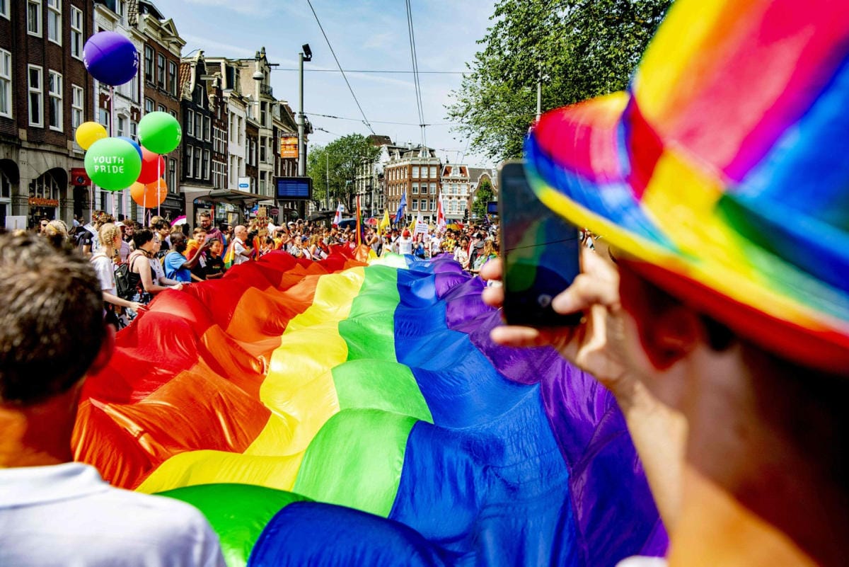 Homo- ja biseksuaalisten miesten itsemurhariski on huomattavasti pienempi homoseksuaalisuuden hyväksyvissä kuin tuomitsevissa maissa, kertoo uusi kansainvälinen tutkimus. LEHTIKUVA/AFP