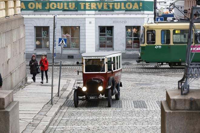 Itsenäisyyssenaatin jäsenten sukulaiset saapuivat maanantaina Valtioneuvoston linnaan vuoden 1924 Ford TT Omnibus -linja-autolla. KUVA: Joel Maisalmi