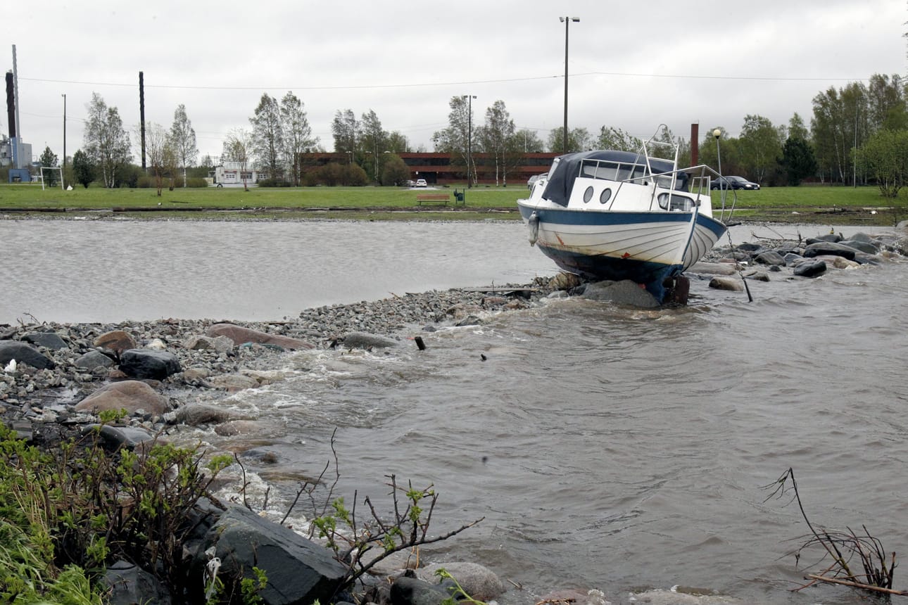 Vene ajautui maalle myrskyn voimasta Kemissä.