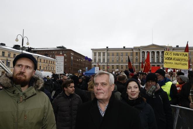 Aktiivimallia vastustava mielenosoitus on kerännyt Senaatintorille lukuisia poliitikkoja, kuten oppositiopuolueiden puheenjohtajia. KUVA: Joel Maisalmi