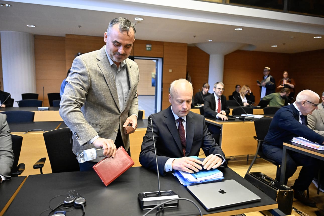Fitburg-rahtialuksen kapteeni Andrei Maksimenko (vas.) ja asianajaja Olli Etelämäki tiistaina Helsingin käräjäoikeudessa.